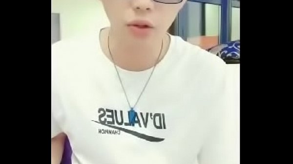 小马哥买了一大盒避孕套约炮那个桑拿骚姐姐到酒店啪啪话说这138元的套房还真不错