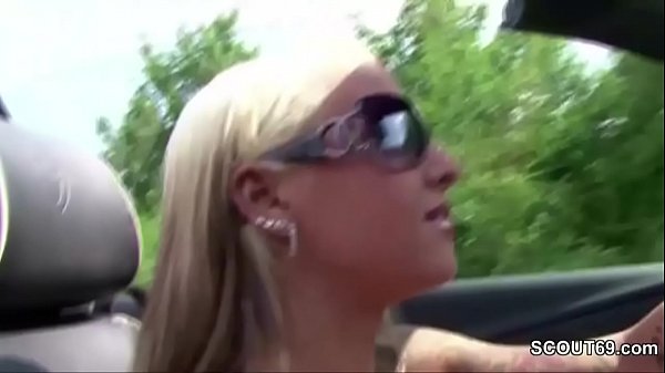 Hamburger Teeny fickt mit Fluechtling aus Afrika im Feld